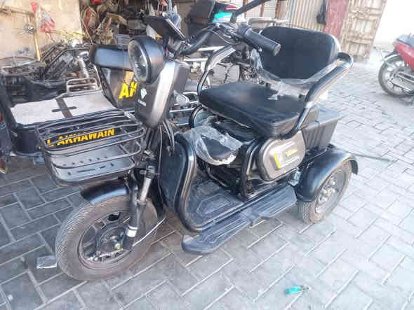 من رخصة الادمن دراجه معوقين ٣ تايرات نظافه فوووول ماشيه شهر فقط بطاريات ١٠ ونص السعر ٦٠٠ الف الاتصال على الرقم ***********
