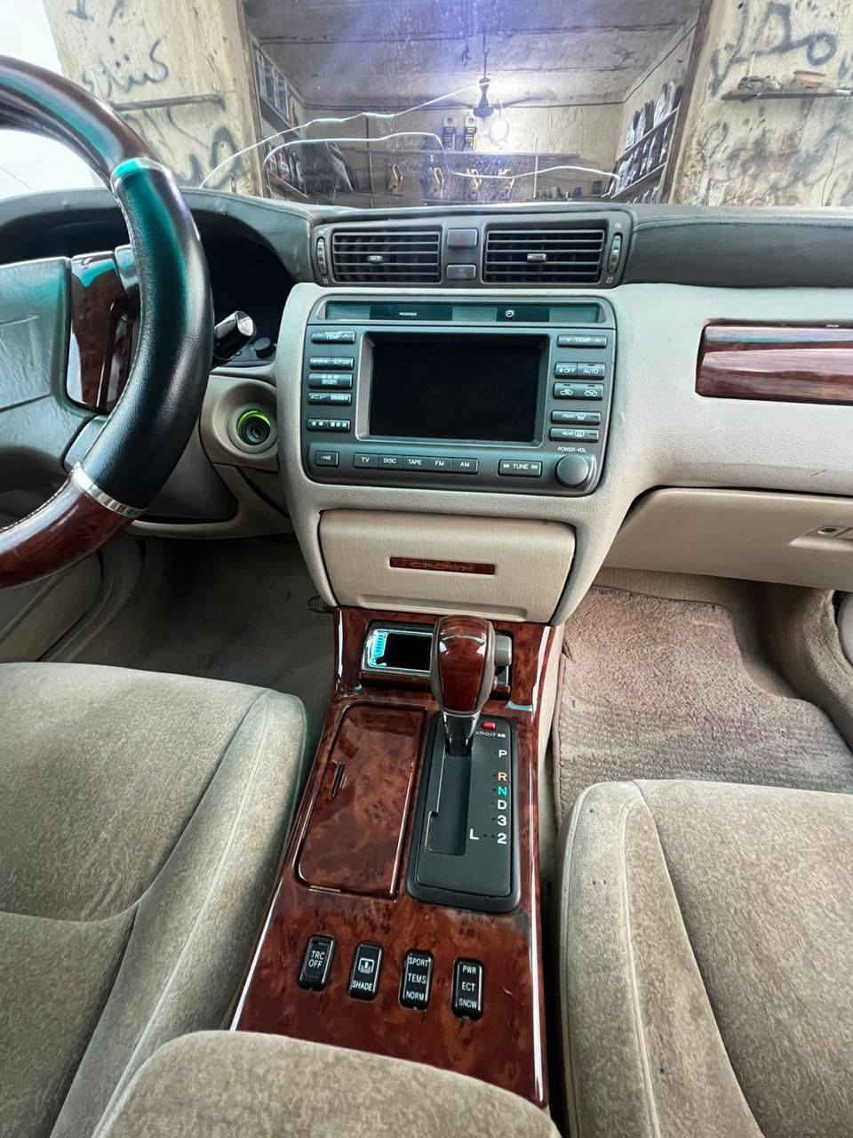 ملكه ادوات مكينه d4   بيها ارقام شماليه  تخم تايرات جديد تبريد ثلج مكصوصه جنطه  4 دكم كشنات كهربائيه  المكان ذي قار سعرها 43 وبيها مجال ***********
