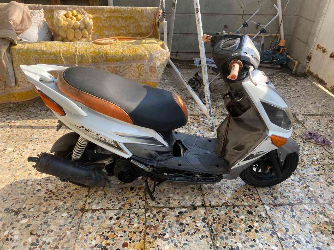 سلام عليكم
سيام مكينتهة خرسة 
الدراجة من تنطيهة بانزين تطفة 
عل سلولي صافية 
بيهة مشكلة لو نوزل لو فيت بم 
ابيع كوم حديد 
السعر ٢٠٠
*********** بغداد, العراق
