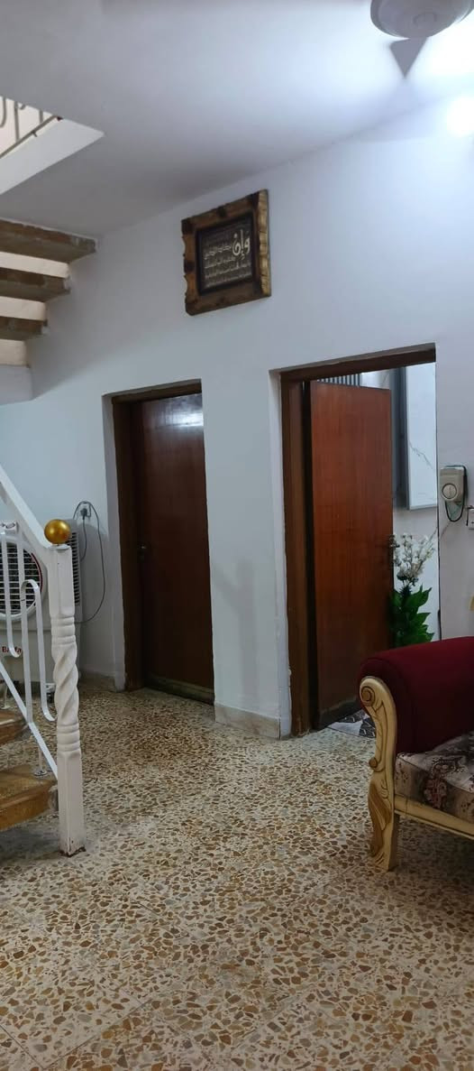 سلام عليكم
بيت 100م مربع ركن نادر كراغول شارع زين العابدين ع متكون من غرفه وهول واستقبال ومطبخ وصحيات داخلية وخارجيه سعره 68

وبي مجال قيل 

للاستفسار 

***********
