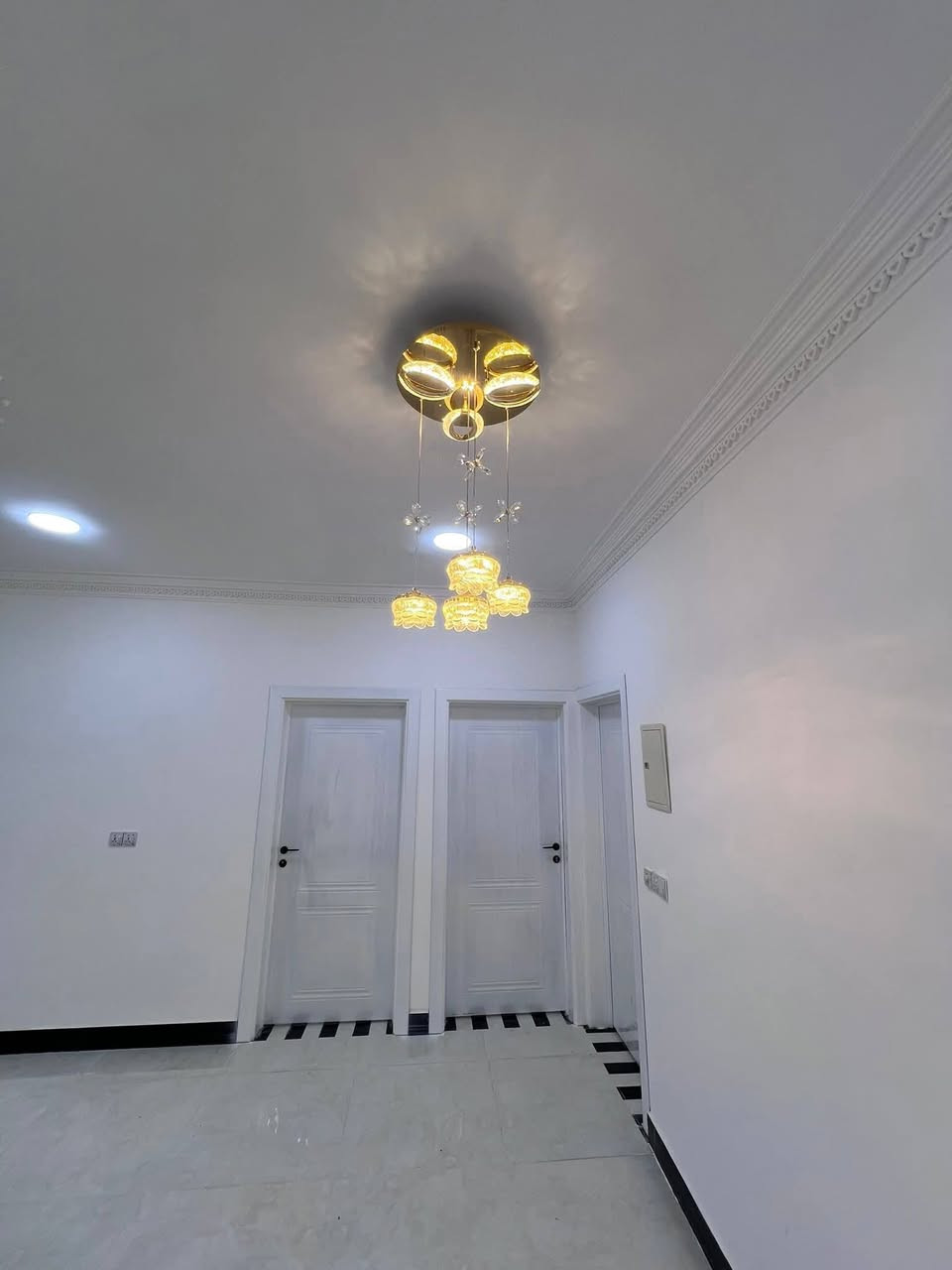 سلام عليكم بيت للايجار فقط استثمار واسوي عقد ويا المأجر يحتوي على 4 غرف ومطبخ حار وبارد واستقبال وصالة وصحيات البيت جديد مساحة 200 متر بي سخان وماطور مكان البيت بحي الرشيد ورة مدرسة الحكيم ايجارة 400 اهم شي عائلة تحافض على بيت الاستفسار اكثر وتساب ‏‪***********‬‏
