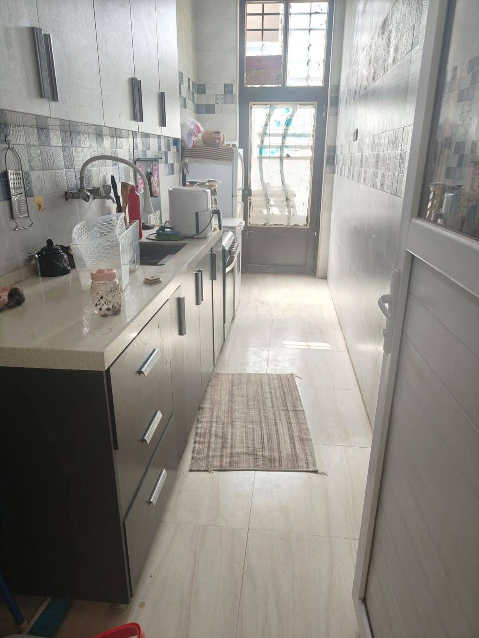 يالله اللهم صلى على محمد وال محمد بيت للبيع مساحته 100 متر طابقين سند 25 يحتوي على غرفتين نوم بناء حديث درجه اوله طابوك صب مسلح كامل هوه واثاثه كافه الخدمات موجوده ماعدى التبليط العنوان كربلاء طويريج شارع اربعين للاستفسار *********** عقارات تاج القمه شارع اربعين مقابيل الطابو السعر 75 مليون
