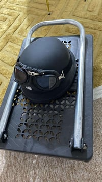 خوذة • نظارة • عربانة صغيرة