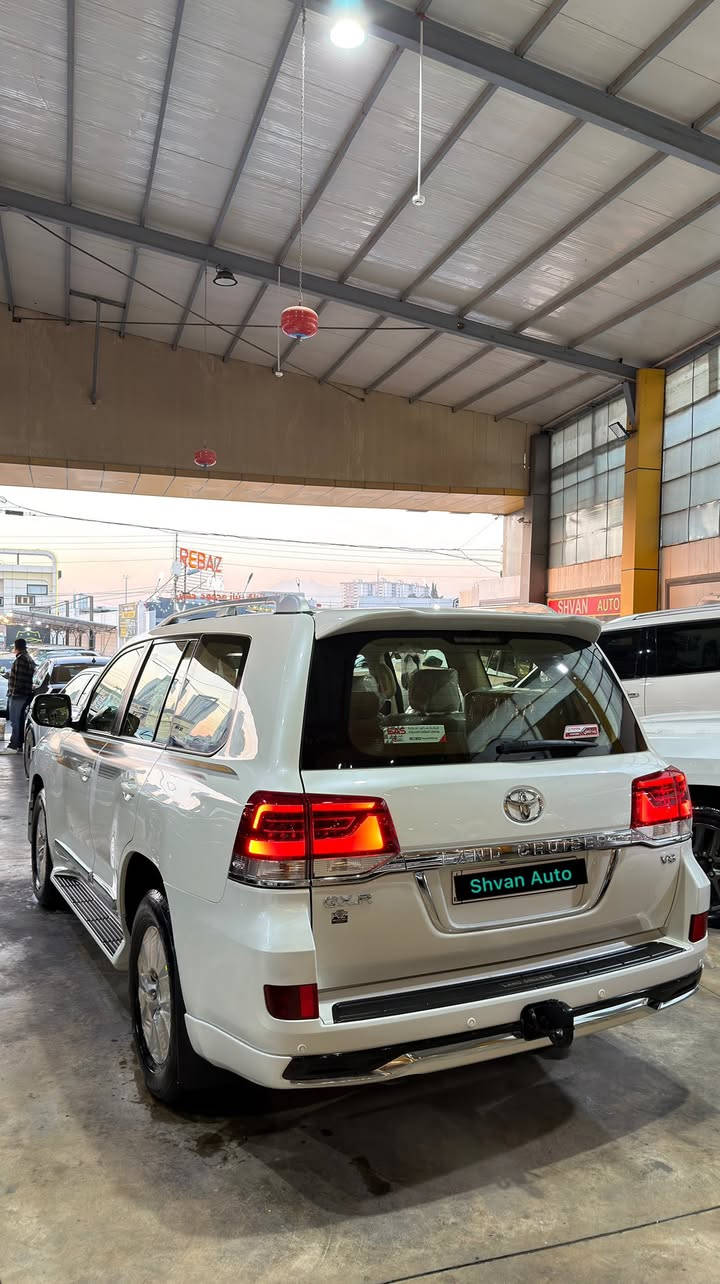 Toyota Land Cruiser ‎🙏🏻بسم الله الرحمن الرحيم
—————————————————————————
‎تویتا لاندکروز 2016 - GX.R - V8 
‎كير و محريك شرط واحد بورغى مامفتوح 👍 ماشى (95000الف)km
‎بريمي🔶
‎‏‎ مكفولة كفالة عامة من الدعامية إلى الدعامية 🔶
‎‏‎‏‎بدون بارد  ،بدون رصعات ،بدون حتى شخط
‎‏‎رمل مابي ،بقية كلها بشرط
—————————————————————————
‎🔶 مواصفات فول
‎شاشة كبير+ لمس +حاسة +
‎+كاميرات+ فتحة سقف 
‎كشن جلد كشن كاراباي +شحن موبایل  +8 اريباك+ تبريد مركزية
‎بصمة تشغيل عن بعد +سلاجة +ليد زينون +
‎تحكمات ستيرن +دبل فوليوم +فورويل +هوك+
—————————————————————————
‎تخم تاير دنلوب الاصلي 🔶
‎محرك كير بشرط مامفتوح 🔶
‎سيارة حيل نظيفة كلشي عل بلاد لوك
‎سنوية زنكة كلشي جديد مدفوع لـ2029
‎باسمي السنوية بشرط تحويل و خرامة 
‎سيارة مابيـها دينار مصرف كامل من كل نواحي
‎رقم شيمالي 
‎نفس يوم /تحويل و وكالة حاظر 
‎مكان /داخل سليماني معرض شڤان معارض تحويل🌇
‎🔸سعر (488)$
‎ - موبايل📲//*********** - ***********
‎واتساب موجود
