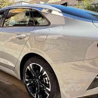 K5 2023  مواصفات جي تي لاين  اللون سمنتي  السيارة معوقين وبأسمي حادث ا...