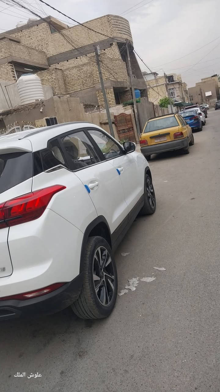 بيع او مراوس
احد احلى سيارات الي ركبتها بحياتي ال Baic x35 
امتياز مارسيدس بنز 

سيارة كاملة ومعتني بيها يم الوكالة 
 وبعد بيها ضمان 3 سنوات كير ومحرك يعني مرتاح راسك من ناحية صحتها زيرو

سرعة عالية شعله تخبل ماكو منها اطلع اغلب سيارات بالشلعة وبنظام السبورت ما شاء الله 
وصرفيتها تمشيني عشر ايام تقريبا التفويله حسب الاستخدام

السيارة فول مواصفات من كل نواحي
اولا خليجية 
بعدها بالضمان مال شركة 

مواصفاتها : خارج سيارة 

جامه أماميه عريضه تطي هيبة واضحة 🔥 �

ليتات LED أمامية حادة وشكلها عصري ✨

إنارة نهارية (DRL) تبين السيارة حتى بالنهار 🌟 
خطوط جسم انسيابية تعطي شكل رياضي 🚀 �

اطارات ألمنيوم قياس  17 شكلها شبابي 🛞 �

مرايات جانبية كهربائية ويا إشارات 👍 �

روف رايل (حامل سقف) يضيف شكل SUV قوي 🚙 �

فتحة سقف بانوراما �

ليتات خلفية LED تصميمها أنيق 🔴
 
📷داخل السيارة 

شاشة لمس 8 إنش مع ربط موبايل 📱
عدادات رقمية بتصميم عصري 👀
مقود متعدد الوظائف للتحكم السريع 🎮
مقاعد مريحة (قماش أو جلد حسب الفئة) 🛋️
مساحة واسعة ومريحة للأرجل قدام وورا 👌
مكيف هواء فعّال (أوتو ببعض الفئات) ❄️
نظام صوتي + بلوتوث 🔊
نوافذ كهربائية + قفل مركزي 🔒
منافذ شحن وفتحات تخزين عملية 🔌
خارج سيارة

المحرك 

 المحرك  ياباني من شركة مسيوبيشي١٥٠٠ تيربو اقتصادي 

قير: cvt من شركة ايسن الالمانيه 
نظام تعليق اليانيه 

وهذا هو بالعافية على ياخذها
سيارة ماشية ١٠ الاف زيرو 

رقمي 
***********
