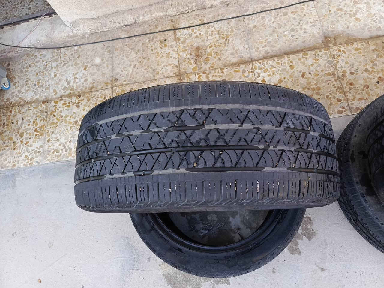 السلام عليكم 
تخم تاير ماركة Continental اصلي 

حجم 255/45/20
قيم واخذهن بما يرضي الله 

***********
