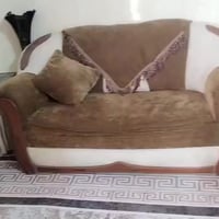 كنب نظيف • طباخ ٤ عيون • ثلاجة شغالة