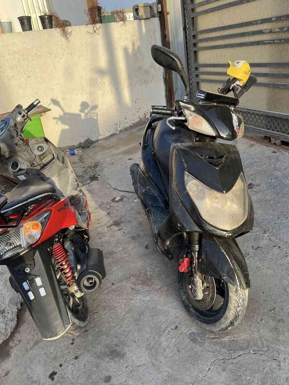 دراجتين سكنس للبيع شغالات كهربائيات ومحرك وكلشي  مكاني بغداد الغزاليه ***********
