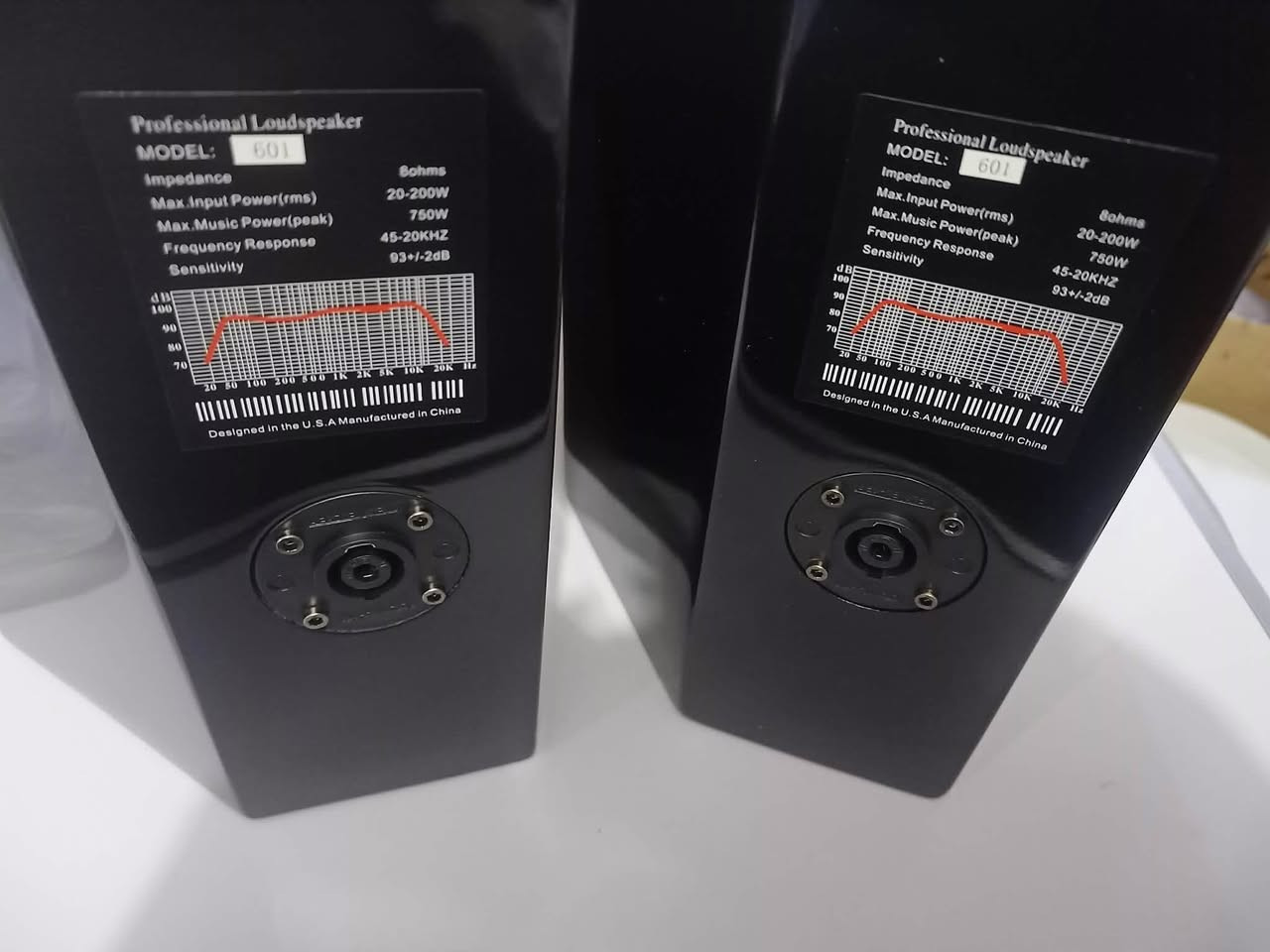 مكبرات صوت احترافية (Professional Loudspeaker)، وإليك أبرز مواصفاتها الفنية بناءً على الصورة:
الطراز (MODEL): 601.
قدرة الإدخال القصوى: 20-200 واط (RMS) / 750 واط (ذروة الموسيقى).
استجابة التردد: 45 هرتز - 20 كيلوهرتز.
المقاومة: 8 أوم.


**إذا كنت صاحب هذا الإعلان وتريد حذفه لأي سبب، رجاءا أرسل رسالة إلى الدعم الفني**