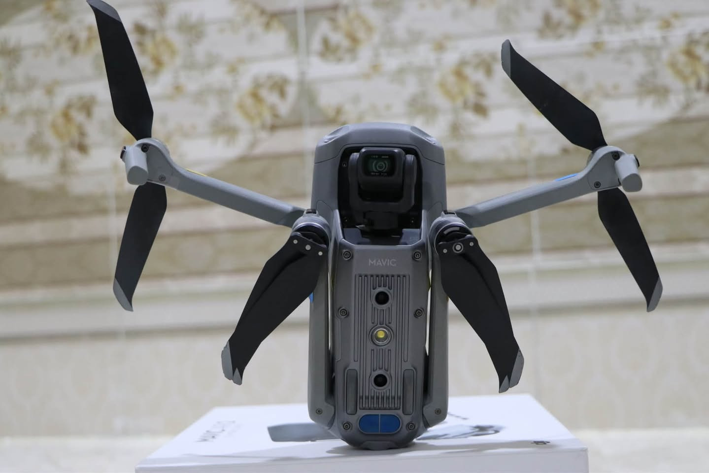 درون للبيع
DJI Air 2S Combo 
مستعمل نظافة ٩٩٪؜
وحش دي جي اي المحبوب المرغوب القوي الي يتحمل هوه وحر وتراب ومايهتم إلى اي شي 
اير تو اس 
مكاني كركوكً 
السعر السعر السعر السعر السعر 
مع ريمون عادي 900 بي مجال للشراي 
***********
الملحقات 
الدرون
باطارات ٣ 
شاحنه
حقيبة مقسمة
المواصفات 
‏اندي  فلتر
طائرة **DJI Air 2S** تُعتبر واحدة من أنجح الطائرات التي قدمت توازناً ممتازاً بين الحجم المدمج والأداء الاحترافي، والفضل الكبير في ذلك يعود لامتلاكها مستشعراً كبيراً بحجم 1 بوصة.
إليك أبرز المواصفات التقنية الكاملة للطائرة:
### الكاميرا وجودة التصوير
 * **المستشعر:** CMOS بحجم 1 بوصة (1-inch) بدقة 20 ميجابكسل.
 * **جودة الفيديو:**
   * تصوير بدقة **5.4K** بسرعة تصل إلى 30 إطاراً في الثانية.
   * تصوير بدقة **4K** بسرعة تصل إلى 60 إطاراً في الثانية.
 * **معدل البت (Bitrate):** يصل إلى 150 ميجابت في الثانية لضمان تفاصيل دقيقة.
 * **الألوان:** تدعم عمق ألوان 10-bit بملفات تعريف **D-Log** و **HLG**، مما يعطي مرونة هائلة في التعديل وتلوين الفيديو (Color Grading).
 * **التقريب الرقمي (Zoom):** يدعم حتى 4x عند التصوير بدقة 4K و 8x عند التصوير بدقة 1080p.
### الأداء والبطارية
 * **وقت الطيران:** يصل إلى **31 دقيقة** كحد أقصى في الظروف المثالية.
 * **الوزن:** **595 غرام** (مما يجعلها مستقرة جداً في الهواء ومقاومة للرياح حتى المستوى الخامس).
 * **السرعة القصوى:** تصل إلى 19 متر/ثانية (حوالي 68 كم/ساعة) في الوضع الرياضي (Sport Mode).
 * **المقاومة للرياح:** حتى 10.5 متر/ثانية.
### البث والتحكم
 * **نظام البث:** **O3 (OcuSync 3.0)** الذي يوفر بثاً ثابتاً بدقة 1080p.
 * **المسافة القصوى للبث:** تصل إلى **12 كم** (وفقاً لمعيار FCC) أو **8 كم** (وفقاً لمعيار CE).
 * **الترددات:** تعمل على ترددي 2.4 جيجاهرتز و 5.8 جيجاهرتز مع تبديل تلقائي لمنع التشويش.
### الأمان والذكاء الاصطناعي
 * **مستشعرات العقبات:** استشعار في **4 اتجاهات** (الأمام، الخلف، الأعلى، والأسفل)، مما يمنحها أماناً كبيراً أثناء الطيران في الأماكن الضيقة أو الغابات.
 * **نظام التوجيه:** **APAS 4.0** (نظام مساعد الطيار المتقدم) لتفادي العقبات تلقائياً وبسلاسة أثناء الطيران السريع.
 * **ميزات التتبع:** نظام **FocusTrack** الذي يشمل (ActiveTrack 4.0 و Point of Interest 3.0 و Spotlight 2.0).
 * **ميزة MasterShots:** ميزة ذكية تقوم بتنفيذ مجموعة من الحركات الجوية الاحترافية وتصوير لقطات مختلفة للمجسم وضغطها في فيديو قصير جاهز للمشاركة بضغطة زر واحدة.
 * **أنظمة تحديد المواقع:** GPS + GLONASS + GALILEO.
 * **ميزة التنبيه بأجواء الطيران (AirSense):** نظام استقبال ADS-B لتنبيه الطيار في حال وجود طائرات مأهولة أو مروحيات قريبة في المنطقة.
### التخزين
 * **الذاكرة الداخلية:** تأتي بذاكرة داخلية سعة **8 جيجابايت**.
 * **الذاكرة الخارجية:** تدعم كروت MicroSD بسعة تصل إلى 256 جيجابايت.
