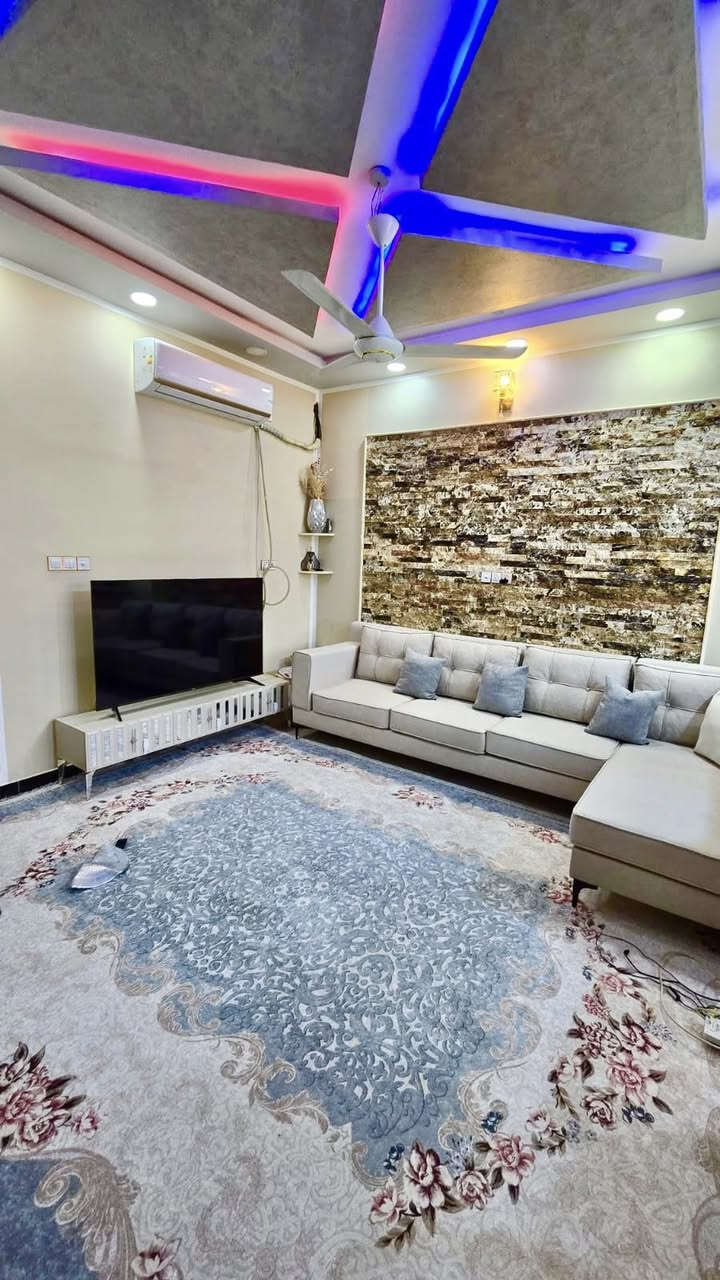 #إعلان_رقم (231)

 ╔═══ 🏠 للبيع دار حديث 🏠 ═══╗
📍 الموقع : حي الحسين / قطاع 9

 #المساحة الكلية : 200 متر

🔹 #مواصفات العقار :
▪️ نظام بيت مستقل + شقتين منعزلات
▪️ مدخل خارجي مستقل للشقق مع درج      منفصل

▪️ البناء حديث مرتب
▪️ توزيع ممتاز للمساحات
▪️ مناسب للعوائل أو للاستثمار والإيجار

الصور توضح جمال البناء وحداثة التصميم

📍 موقع هادئ ومناسب للسكن

━━━━━━━━━━━━━━━

📞 للحجز والاستفسار:
مراسلة الصفحة أو الاتصال مباشرة 👇

╭──────────────╮
📞 0782 777 9516
👤 سيد ولاء
╰──────────────╯

╭──────────────╮
📞 0781 160 0131
👤 أبو حسين
╰──────────────╯

📍 العراق | السماوة
حي العسكري — قرب جامع الإمام علي (ع)

━━━━━━━━━━━━━━━
🏢 #الخارطة_للاستثمار_العقاري
🔑 بيع • شراء • استثمار • خدمات عقارية
━━━━━━━━━━━━━━━
