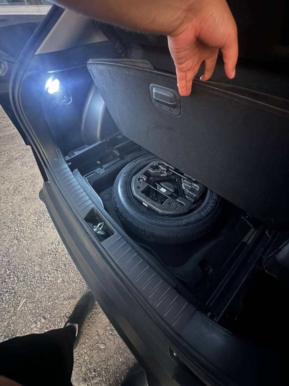 سلام وعليكم
كونه البيع فول مواصفات بدون البنرامه 
موديل 2024
بدون رقم منفيس 

مكانه بغداد الدوه 

ظربته بنيد فقط شواصي بيهن تعديل خفيف كلش

سعر ١٢٥بيه مجال قليل 

***********

ماشيه ٦ميل
