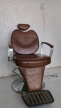 كرسي حلاقه نظيف وما بيه كل نقص جك شغال  سعره ١٢٥ نهائي  ٠٧٧١٩١٥٦٧٠٤