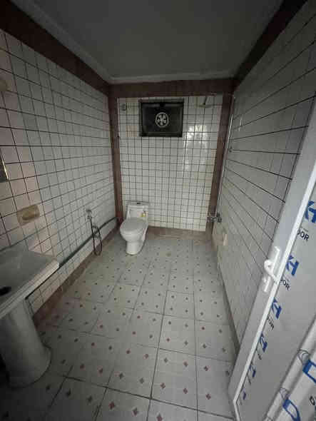 لليجار لليجار السيديه مربع ضباط شارع تجاري دار ٢٠٠ متر موثث اثاث مكتبي يصلح اي نشاط تجاري يحتوي صاله هول مطبخ خدمات صحيه عدد ٣ وغرف نوم عدد ٥ موثثات اثاث كامل درجه اولى الايجار مليونين ونص قفل 
***********
