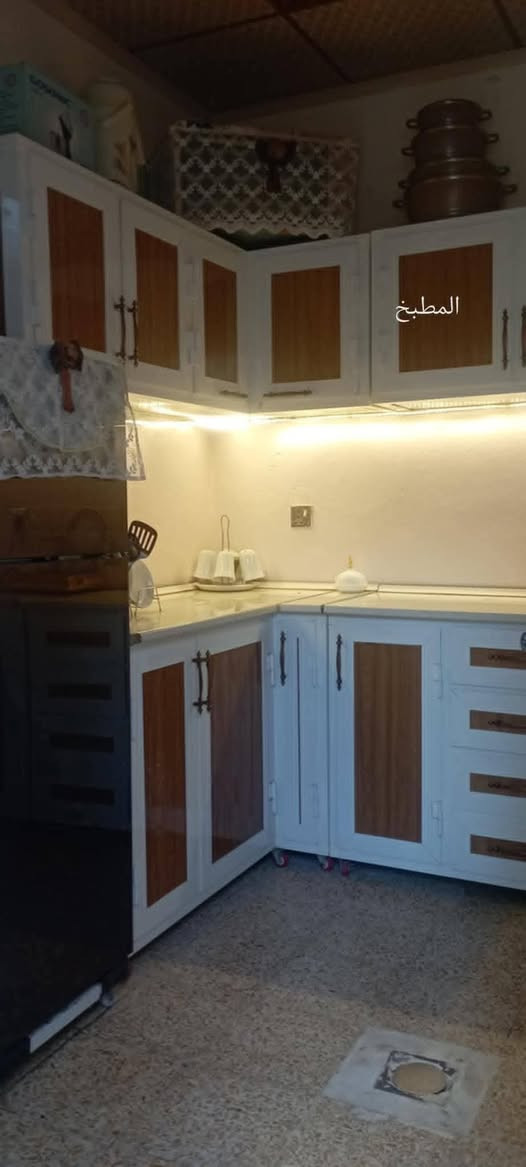 دار للبيع في حي الانتصار شارع ٦٠ مقابيل المستوصف مساحة ١٠٠متر واجهة ١٠×١٠ مربع ركن البيت بأسمي البيت مكون من مطبخ وهول وغرفة واستقبال وخدمات وبيتونة كبيرة والسعر ٨٠ وبي مجال للاستفسار الاتصال على الرقم ***********2
او***********
