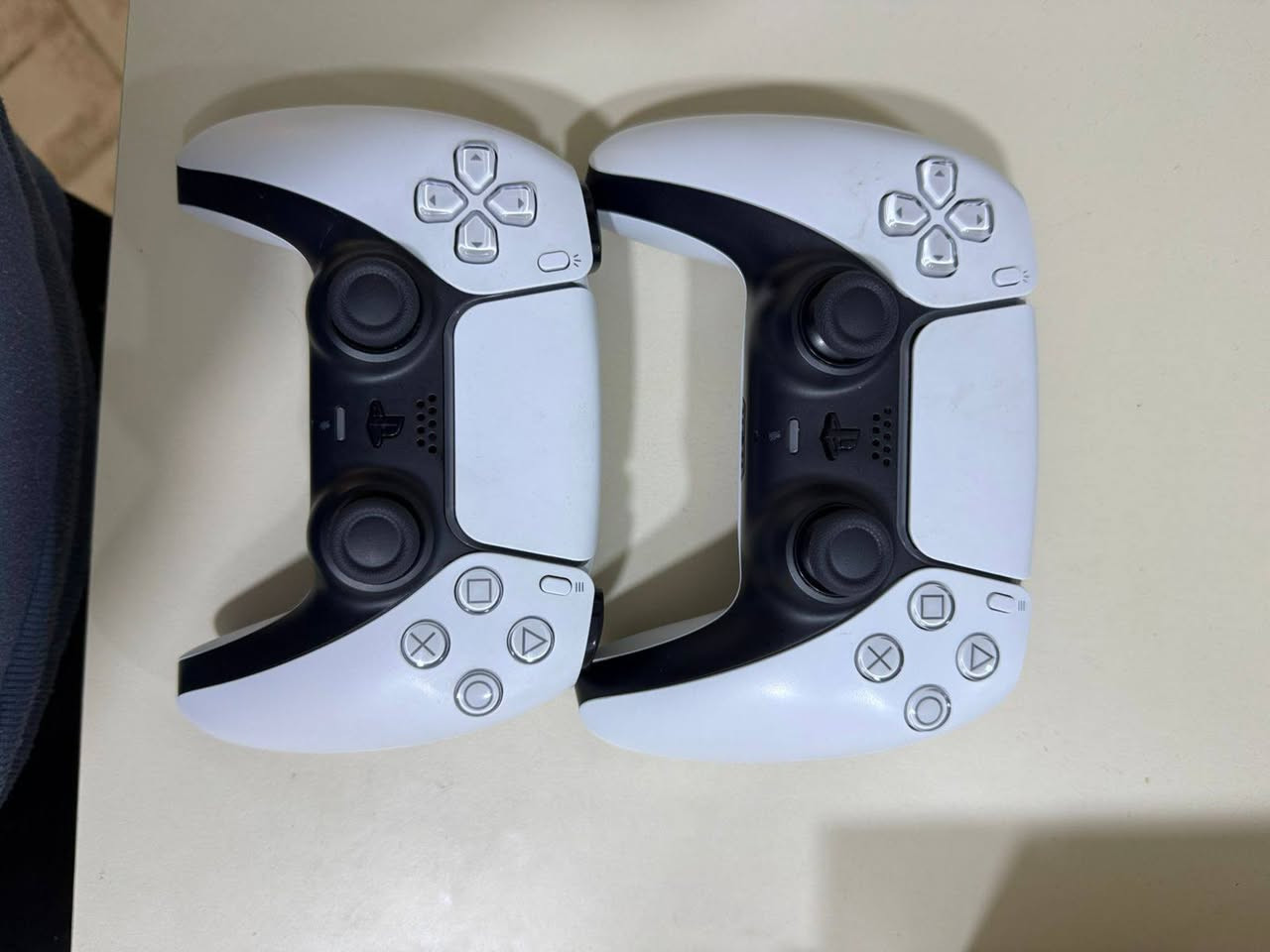 بلي فايف سلم اوربي 1 تيرا مستخدم شهر اخوه الجديد وياه اثنين جوستيك اصلي و 3 لعبات السعر 750 الف
*********** بي بس واتساب
