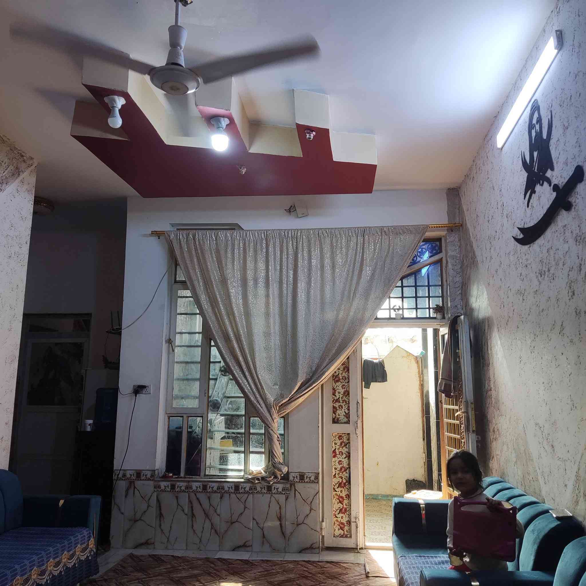 🏡 للبيع منزل مرتب وجاهز للسكن
حي الحسن ع قرب جسر ال عمار 
***********

منزل جميل بمساحة 125 م²، ركن على شارعين، يتميز بالتصميم العملي والراحة.
البيت كونكريت مسلح مع صب سقوف ثانوية مغربي، بناء طابوگ بناء متين وتشطيب أنيق.

تفاصيل المنزل:

غرفة نوم: 5 × 4.5 م

صالة: 4 × 6 م

استقبال: 3.25 × 6 م

مطبخ: 3 × 3 م

حمام: 2 × 2 م

W.C مستقل

السطح كونكريت مسلح
الارضيه مرمر 

✨ بيت حلو ومرتب، موقع ممتاز، مناسب للسكن العائلي الهادئ.

💰 السعر: 70 مليون دينار (قابل للتفاوض البسيط)
