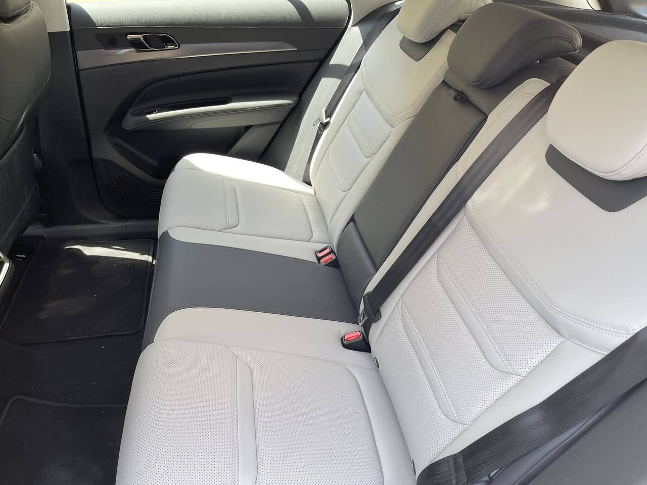 رد تيريتوري 2025 العادية تأتي بمحرك ايكوبوست 1.8 لتر 4 سلندر بقوة 190 حصان و320 نيوتن متر من عزم الدوران. تأتي بناقل حركة أوتوماتيكي بـ 7 سرعات ونظام دفع أمامي. تشمل الميزات القياسية إضاءة LED أمامية وخلفية، وكاميرا خلفية، وشاشة لمس، ومثبت سرعة.  ونظام كشف النقطة العمياء.
مواصفات فورد تيريتوري 2025 العادية:
المحرك: ايكوبوست 1.8 لتر 4 سلندر تيربو.
القوة: 190 حصان.
عزم الدوران: 320 نيوتن متر.
ناقل الحركة: أوتوماتيكي 7 سرعات.
الدفع: أمامي.
الإضاءة: LED أمامية وخلفية.
الكاميرا: خلفية.
الشاشة: لمس.
مثبت السرعة: نعم.
نظام كشف النقطة العمياء: نعم .
نظام الدخول الذكي: نعم 
المقاعد: جلد 
نظام المعلومات والترفيه: شاشة لمس 12.3 بوصة، دعم آبل كار بلاي وأندرويد أوتو.
نظام المساعدة في الركن: حساسات خلفية وكاميرا خلفية.
ميزات الأمان: فرامل مانعة للانغلاق، نظام التحكم في الثبات، مساعد صعود المرتفعات، نظام تثبيت السرعة، نظام مراقبة المنطقة العمياء.
ميزات السلامة الاختيارية: مثبت سرعة متكيف، نظام تحذير الاصطدام الأمامي مع مكابح طوارئ تلقائية، نظام تحذير الخروج من المسار، مساعد البقاء في المسار.
بسعر مناسب للتواصل الاتصال على الرقم *********** متوفر واتس وفايبر 
غير متواجد على الفيس دهوك, العراق
