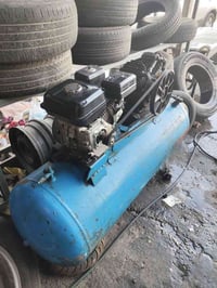 للبيع كمبريسر 300 لتر بانزين شغال مكينه جديده بس تانكي يرادلها . مكاني...