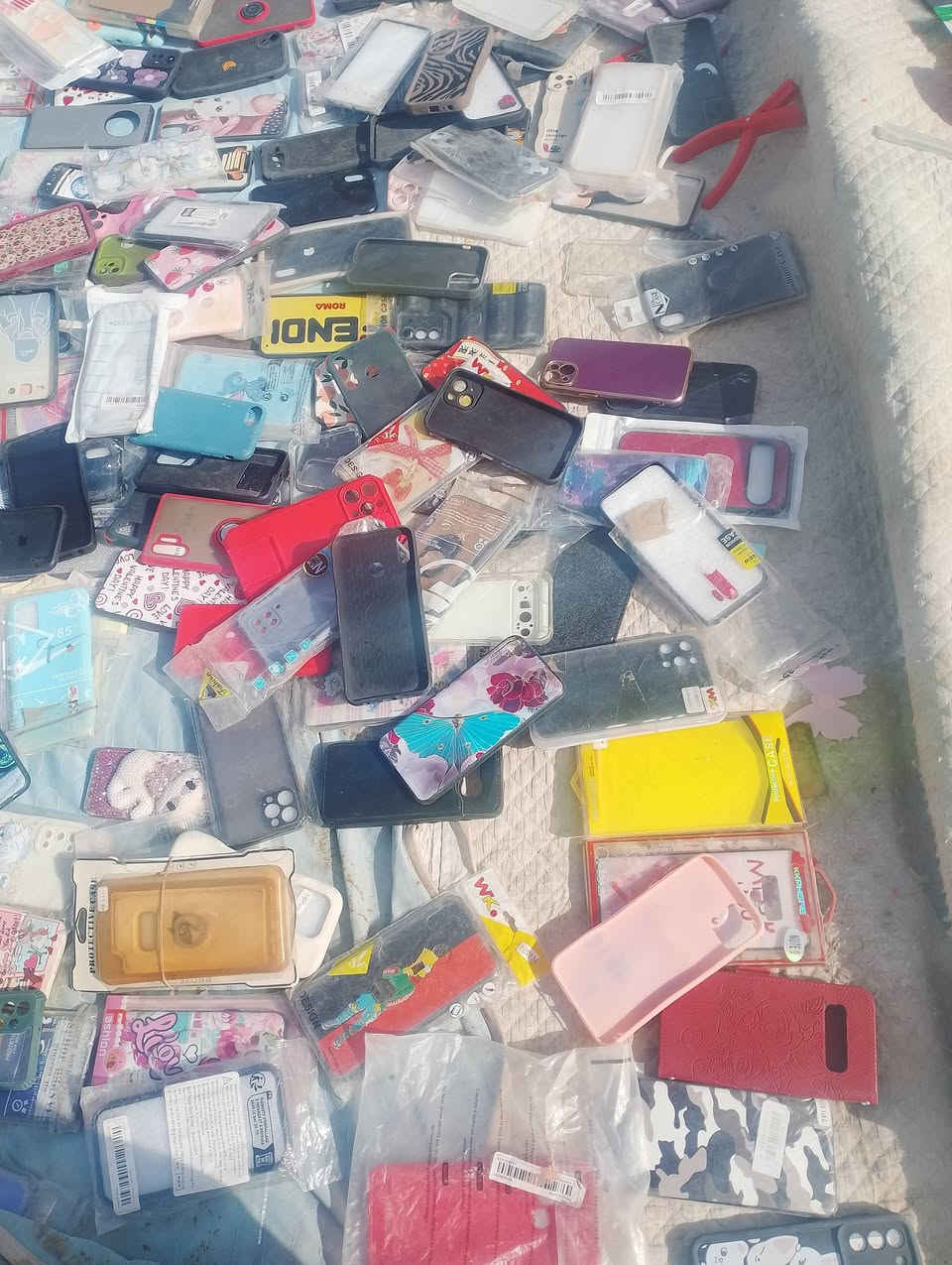 شلعة كفرات وحافظات موبايل اكثر من 280 قطعة الاكثرية ايفون وكلكسي والباقي الاجهزة الصينية ب40 وتوصيل مجاني لكل العراق فحص امام المندوب تالف مكسور نقص يرجع بدون ماتدفع شي تواصل خاص او واتساب ***********
