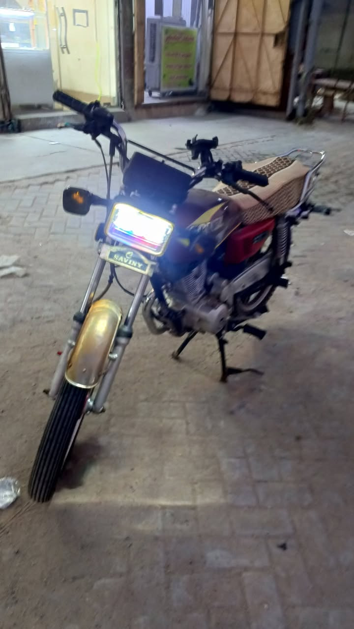 سيفان موديل 23 اوراق
مكينه نظيفه ساعه معدل 
كهربائيات كله شغاله 
بغداد الحسينيه الراشدينه ***********
500 بيه مجال
