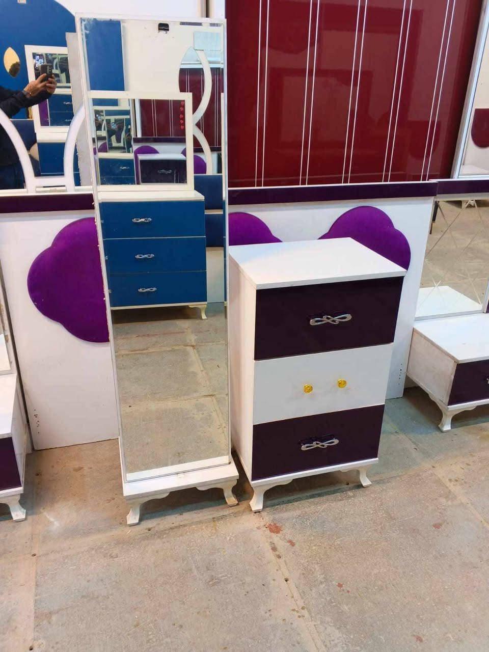 تخفيضااات عرووض نااار غرفة نوم مستعملة🇹🇷
 نضافة 90 ٪💯فول نضافه
عدد القطع / 7
نضام / سلايت💢
سعرها 425 💸
شد ونقل داخل بغداد مجاني🚛
يوجود توصيل محافضات 🚛 للحجز اخذ سكرين وتفضل واتس اب *********** تتوفر انواع الغرف
