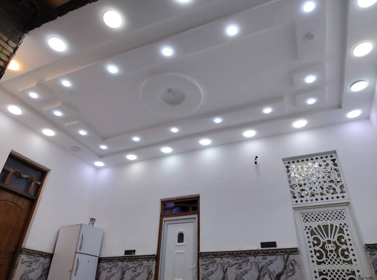 دار للبيع حي الغدير الثانيه المساحه 200 بناء درجه اولى ييتكون البيت من غرفه عدد 2 أو مطبخ أو استقبال أو صاله أو حمامات. داخليه أو خارجيه  ول قاط الثاني مبنى الصاله أو حمامات  للاستفسار اتصل ***********
