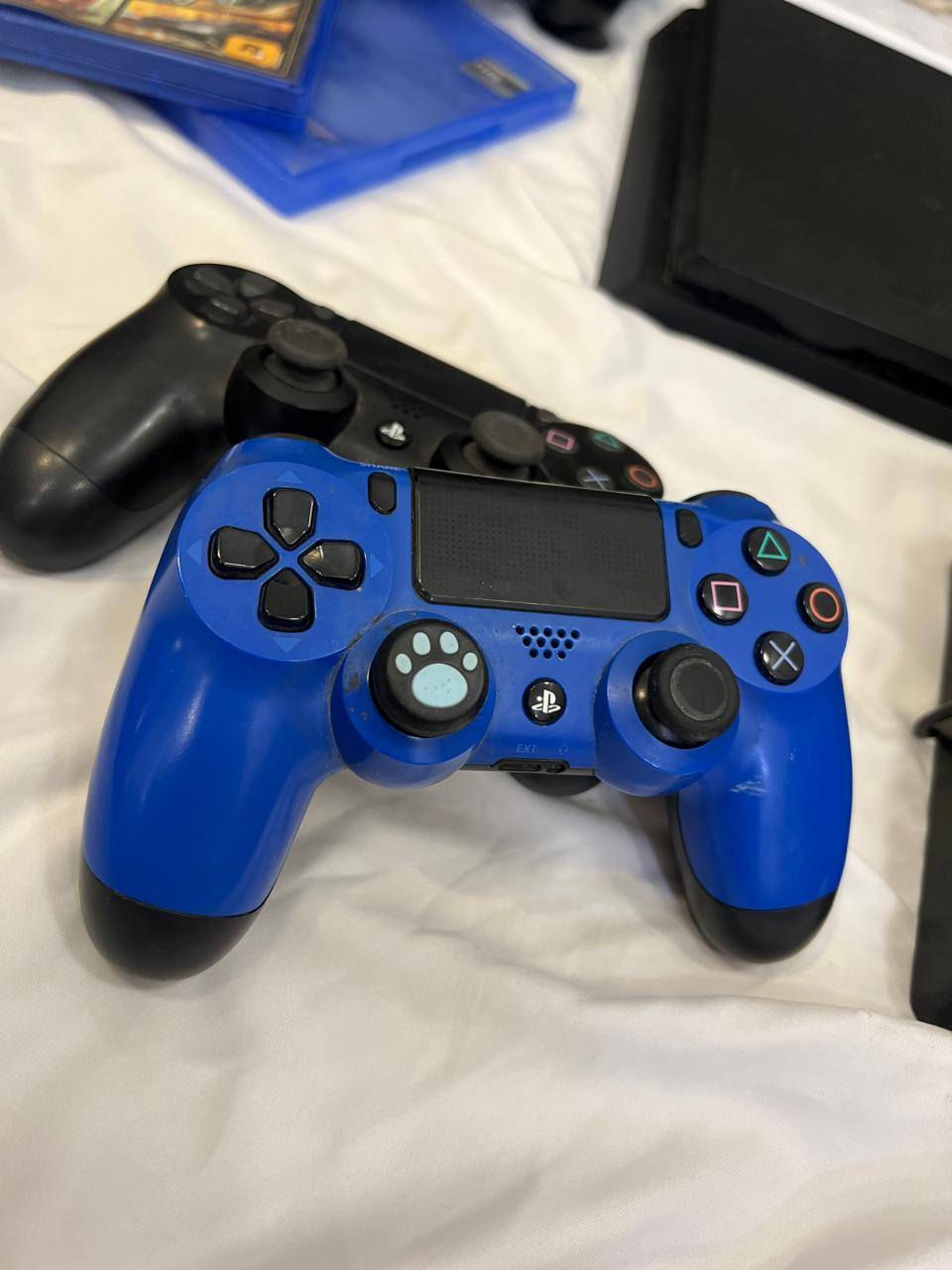 السلام عليكم
بلا ستيشن فور 
مع 2 جوستك 
واقراص العاب 2 
دركسون كامل 
للبيع لسعرر خاص 
*********** ❤️‍🔥👋🏽
