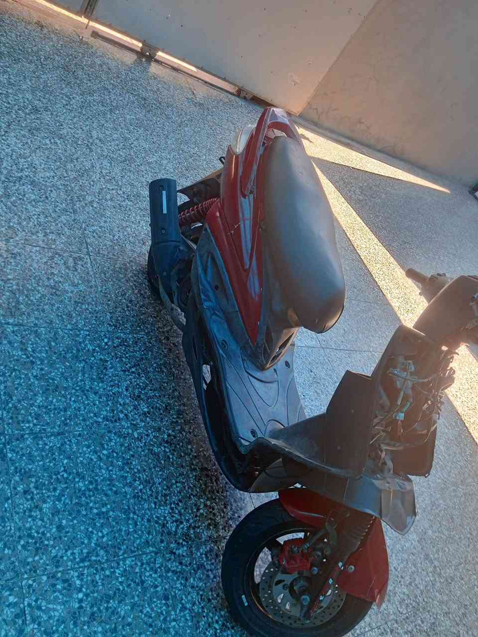 سلام عليكم 

سكنس فحل 
مكينه مكفولة من تدخين وتنقيص وصوت وناعمة 
بريكات أمامي خلفي شغالة دبلات أمامي خلفي جداد كهربائيات مالتهة كلهة شغالة 
سلف وهندر دراجة جاهزة 

بغداد/ البلديات 
*********** 
السعر/350 وبيهة مجال قليل
