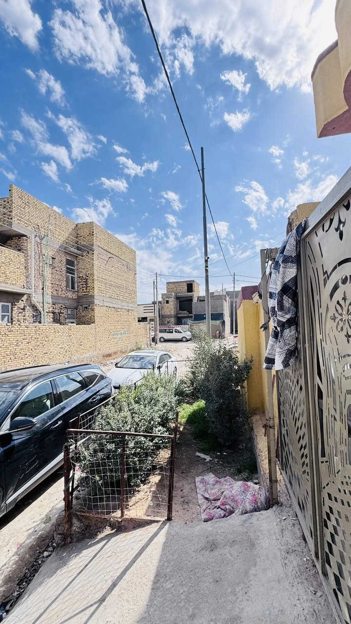 السلام عليكم  بيت طابو صرف مساحه200m طابقين فول خدمات وشارع بيه مجاري وتبليط ديشتغلون بيه 
مكانه ورديه سيف سعد نهايه شارع المركز اوطريق  ثاني قريب شارع ٣٠
السعر ٢٢٥ ومجال بسيط تواصل خاص او ع الرقم
***********
***********
