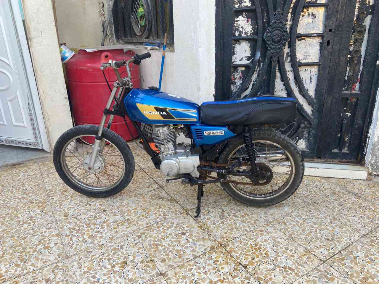 دراجه نامه للبيع ب 300 وبيها مجال دراجه حلوه ونظيفه والعنوان بصره حي طارق***********
