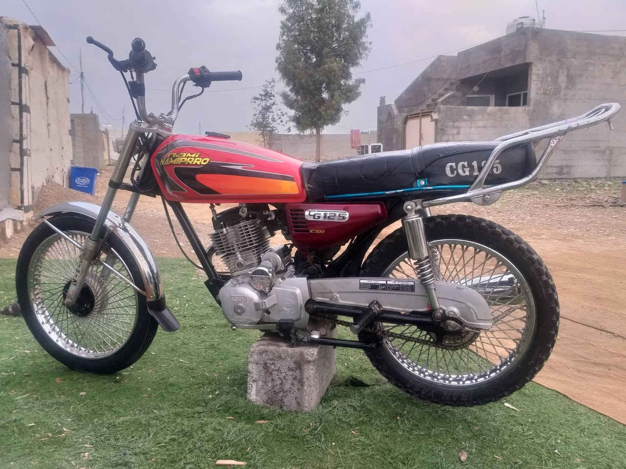 سلام عليكم
(نامي پرو)
(موديل ١٩)
تايه بو تايه به شه رت 
مه كينه ي ده نگي فيلسشي تيا نيه
{تيبيني اوراق نيه كه فيلي دزيتي اكم}
سعري(٣٠٠)مه عمه له
(سمود كلار)
ره قم (***********)
