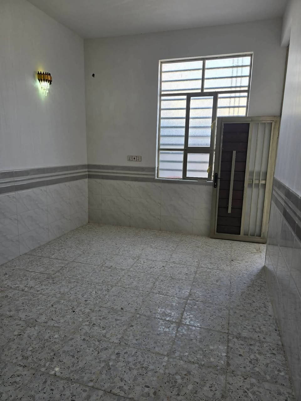 بيت 100 متر شارع ١٥ طابق واحد حي النداء بداية منطقة ٥٩
يتكون من غرفة وصاله واستقبال ومطبخ وصحيات
صب كونكريت اساس وسقف طابوق نهروان بناء حديث

مفتوح على شارع ٣٠ وقرب جامع أمناء الرحمن
#السعر ٨٥ وبي مجال
***********
