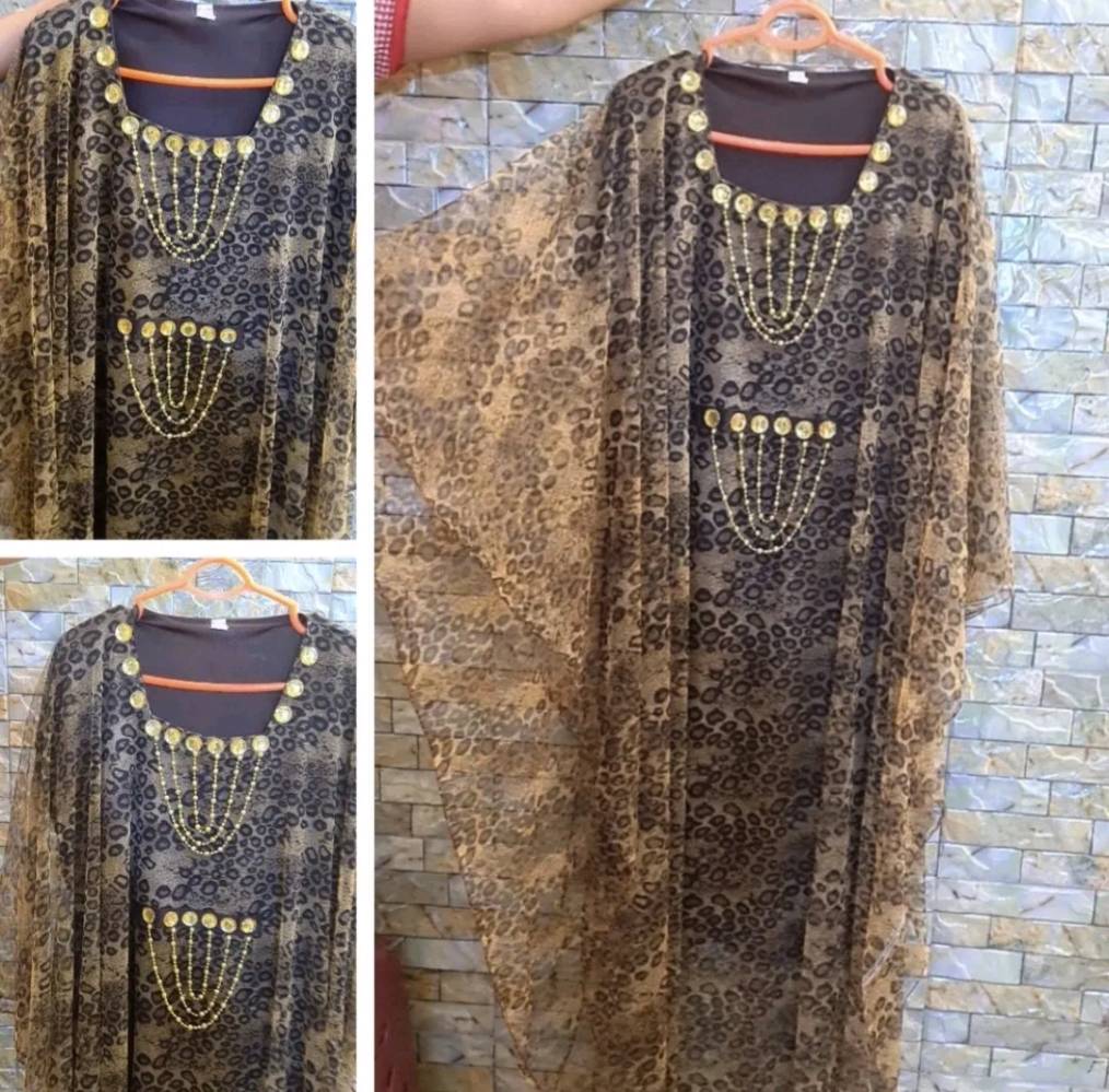  فستاناً بتصميم "الفراشة" أو "كيمونو" يتميز بنقشة جلد النمر (Leopard Print) ومزين بتفاصيل من الخرز الذهبي على منطقة الصدر والخصر.تُعرف هذه القطعة في عدة مناطق بأسماء مختلفة، منها:دشداشة أو شلحة نمري: تُعرض بأسعار تبدأ من حوالي 10 آلاف دينار عراقي في بعض المتاجر.دراعة شيفون: غالباً ما تأتي بتصيم "الفراشة" المريح والأنيق للمناسبات