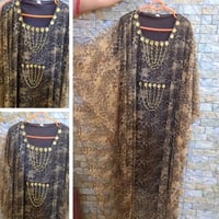 فستاناً بتصميم "الفراشة" أو "كيمونو" يتميز بنقشة جلد النمر (Leopard Pr...