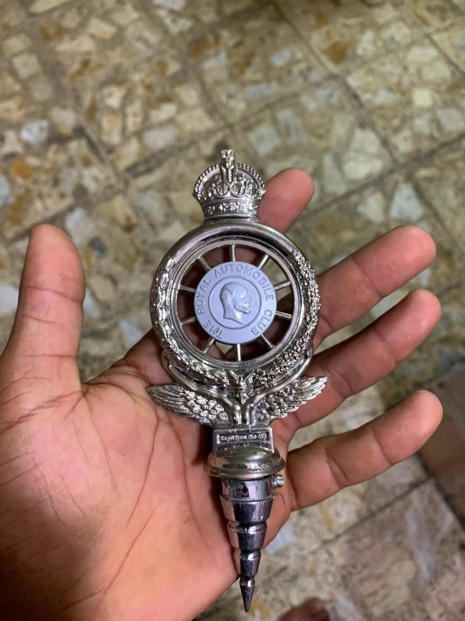 للبيع باج ابو البرغي نادرة لعشاق السيارات الكلاسيكية 🚗✨
زينة مقدمة سيارة (Hood Ornament) بتصميم ملكي مميز 🇬🇧
مصنوعة من النحاس، وزنها 204 غرام، بيها تفاصيل دقيقة وتلوين علم بريطانيا، ومكتوب عليها ALI AL-HADAD.

قطعة جميلة للعرض أو لهواة جمع التحف وزينة السيارات القديمة.
الحالة: مستعملة ونظيفة مثل ما موضح بالصور 📸

💰 السعر: 450 الف للجادين فقط
📍المكان: (بغداد الامين الثانيه)
📞 للتواصل: (***********)
