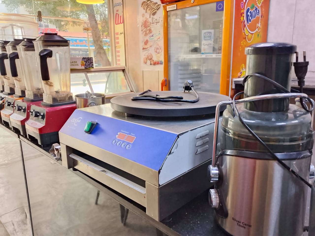 للبيع مستعمل كلش قليل
منقله كامله للبيع 
مكينه مال كريب جديده 
خلاطات 
عارضه عصاير
بغداد 
***********
