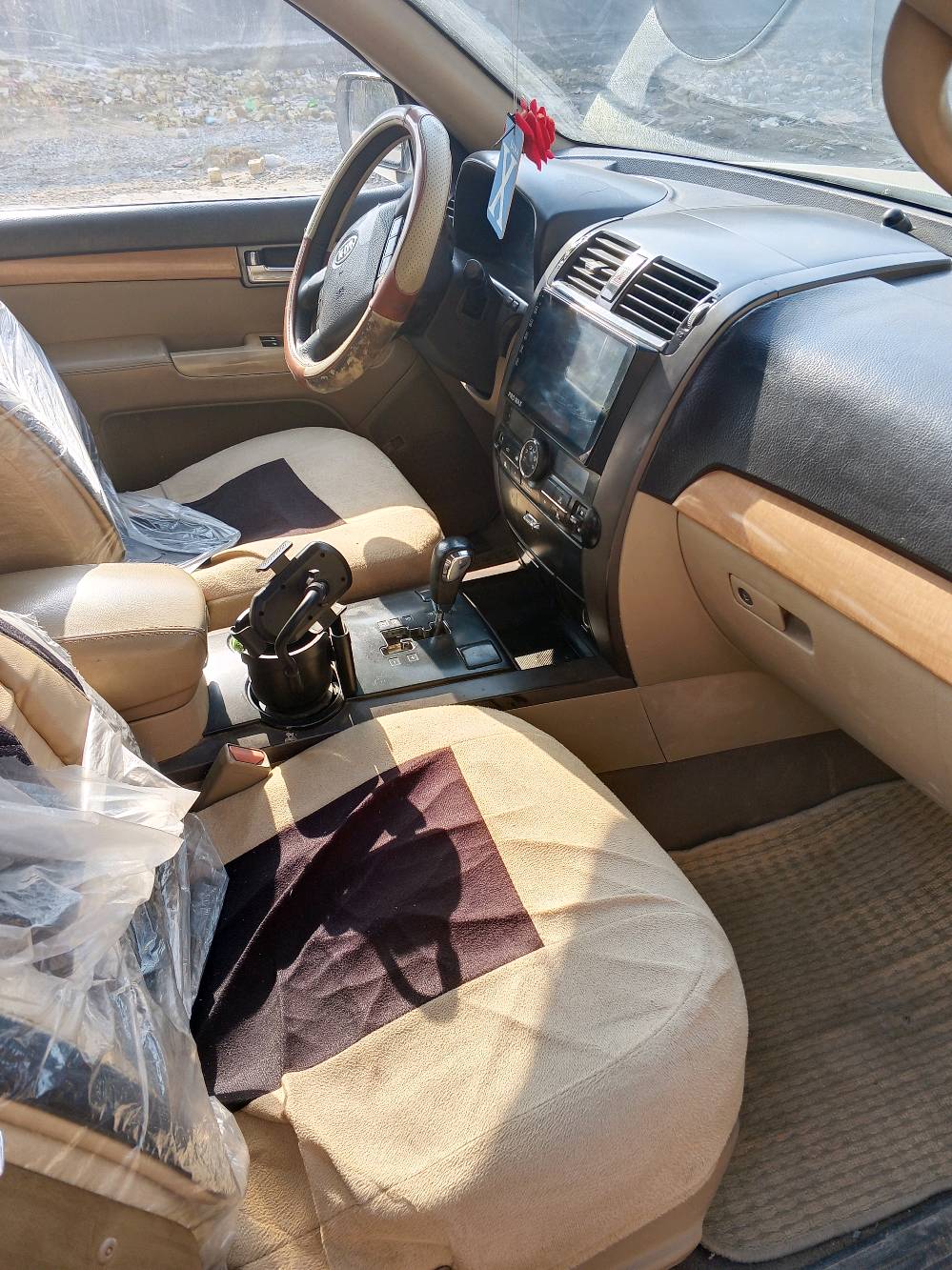 موهافي 2011 خليجي رقم شمالي اربيل  6 سلندر كفالة گير ومحرك . تبريد 3 قطع تدفئة . سلايد روف.تحكم ستيرن كاميرا خلفية سنوية لغاية 2030 هزة جديدة بيها قطعتين تكحيل فقط بدون حادث الجاملغ الامامي عكس السايق والجاملغ الخلفي بظهر السايق.. سيارة جاهزة. مكاني بغداد / حسينية الراشدية 