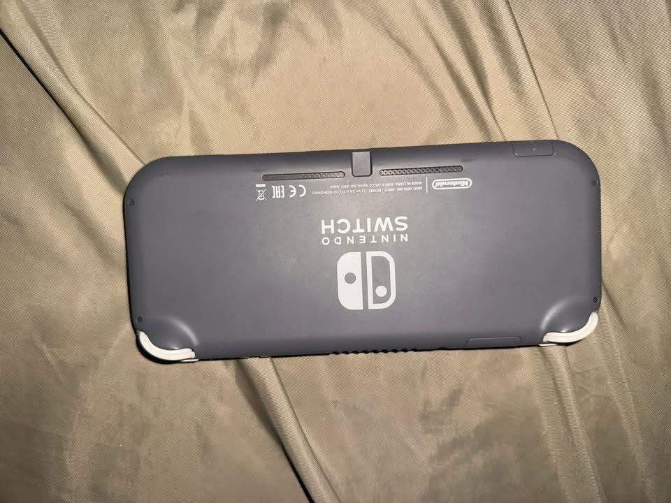 نينتندو سويتش لايت نظيف جدا مستعمل قليل  بس شهر فقط لعبة فورت نايت وبسعر مناسب. 150 الف الجاهز لا متهكر ولا داخل تصليح نظيف جدا
للعلم مع الكارتون والشاحن الأصلي


**إذا كنت صاحب هذا الإعلان وتريد حذفه لأي سبب، رجاءا أرسل رسالة إلى الدعم الفني**