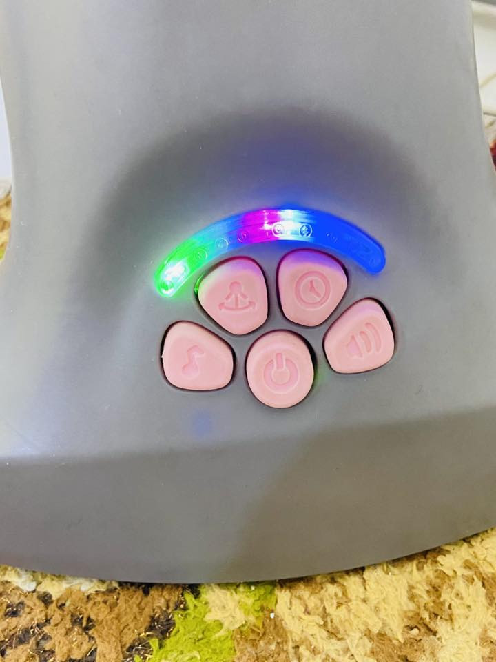 كرسي اطفال هزاز 
خمس سرعات ويربط بلوتوث ويشغل موسيقى 
يربط عالكهرباء وبي مكان باتريات 
نظيف استخدام قليل 
السعر ٤٠
المكان الشعب حي البساتين شارع التكاتك


**إذا كنت صاحب هذا الإعلان وتريد حذفه لأي سبب، رجاءا أرسل رسالة إلى الدعم الفني**