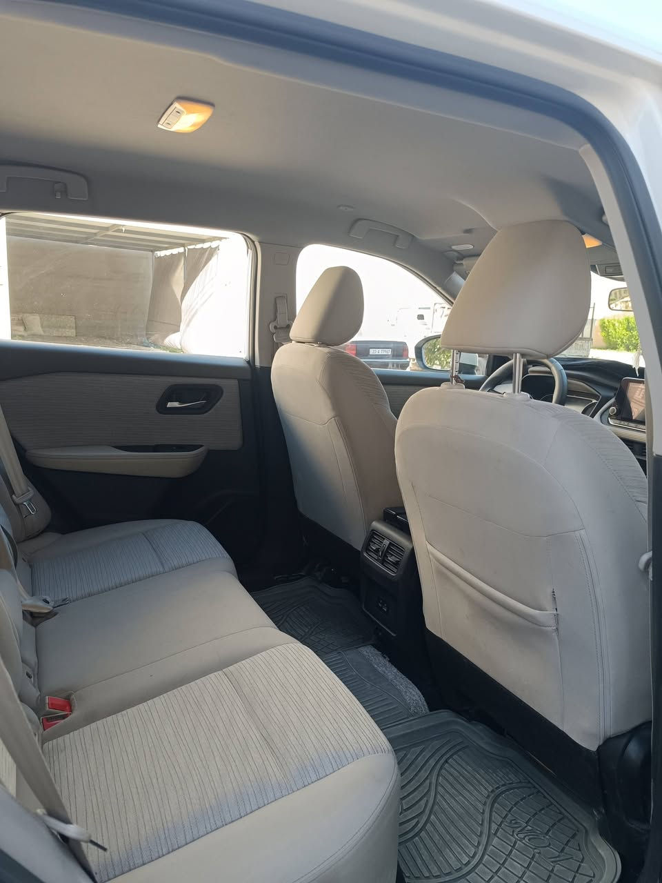 نيسان روج ٢٠٢٣ sv ابيض بدون صبغ وبدون ايرباك داخل رصاصى بس دعامية امامى مبدل ما باقى على بلاد بشرط للبيع رقم الموبايل ***********
