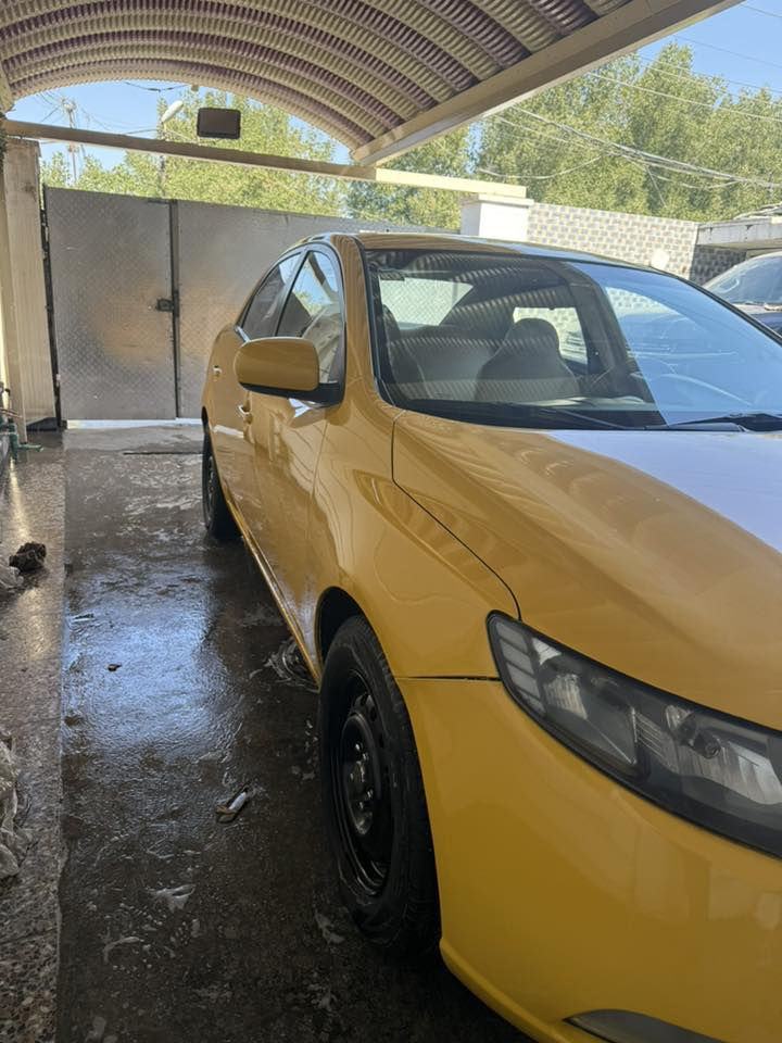 كيا سيراتو موديل 2009
بيها ضربه باجاملغ خلفي ايسر 
الباقي ابلادي 
محرك 1600 دوش 
كير خير من الله 
حداديه وتبريد كله خير من الله 
تايرات جديدة 
رقم بغداد انكليزي 
ثاني يوم تحويل بسمي سياره 
مصفره هيئه وغرامه
جاهزه بوجهك لشارع
عارضها 75 وبيها مجال 
***********
