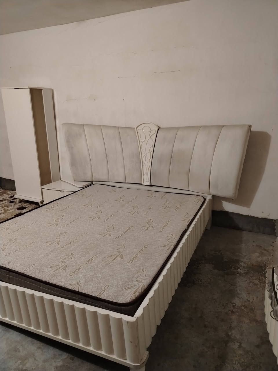 غرفة نوم  ٦ قطع  لون تبني  كلش حلو بس سكة  الجرارات مكسورة اني ابدلها  شي راقي نظافة ٩٠٪ 
سعر ٢٧٥ الف 
مكان اربيل بنصلاوة
***********
***********
