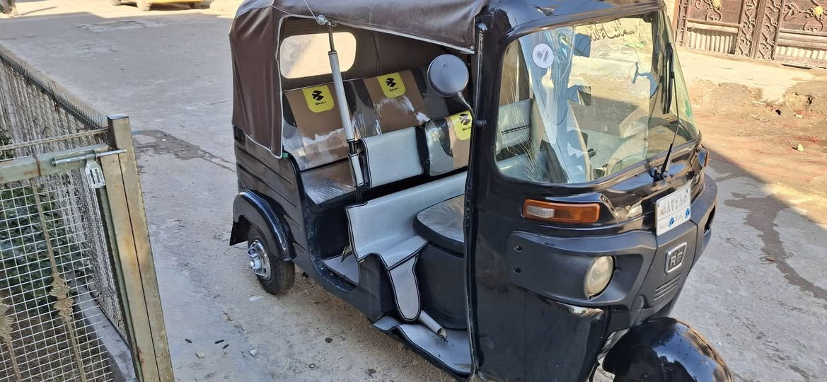 تكتك البيع 2019معمره عام السعر 5ونص وبيها مجال بسيط  ***********
