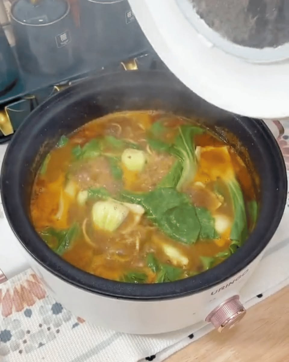 اطبخ وبخّر وجبتك بنفس الوقت ووفر نصف وقتك! 🍲✨ قدر الطبخ والتبخير الذكي بتصميم نورديك عصري وأنيق
باختصار.. ليش تحتاجه؟
⏱️ طبقتين معاً: اطبخ وجبتك تحت، وبخّر (خضار سمك، مانتو) فوق بنفس اللحظة
🧼 تنظيف بثواني: وعاء داخلي "تيفال" يمنع التصاق الأكل تماماً
🐰 شكل مميز: غطاء زجاجي بمقبض "أذني أرنب" يضيف لمسة كيوت لمطبخك
⚡ خيارات تناسبك: متوفر بقدرة 800 واط و 1350 واط

#بغداد #مطبخ #طبخ #جدر #غداء


**إذا كنت صاحب هذا الإعلان وتريد حذفه لأي سبب، رجاءا أرسل رسالة إلى الدعم الفني**