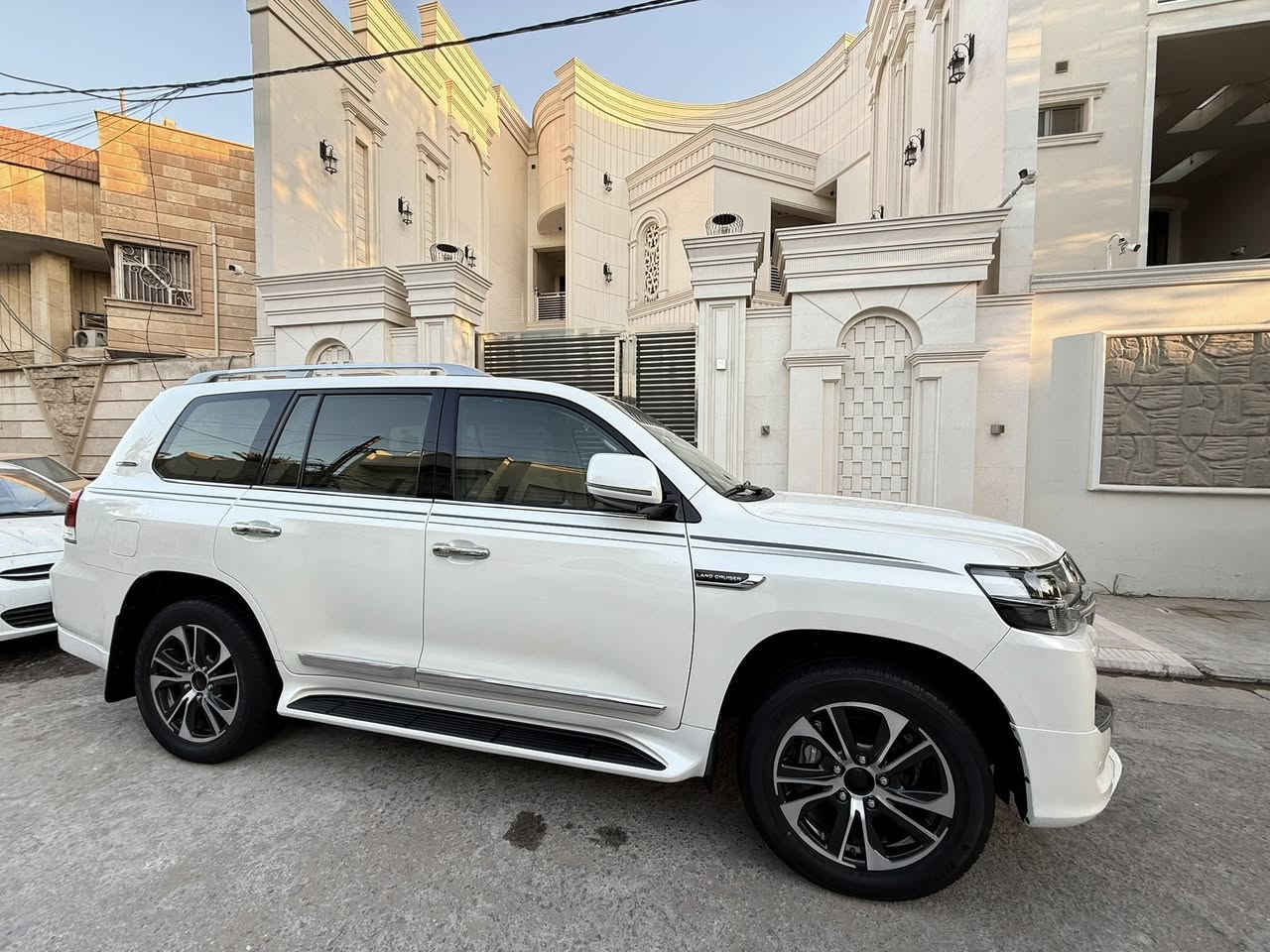 السلام عليكم 
لاندكروز 2020 ساز باب اول 
ماشيه 19 الف 
***********
