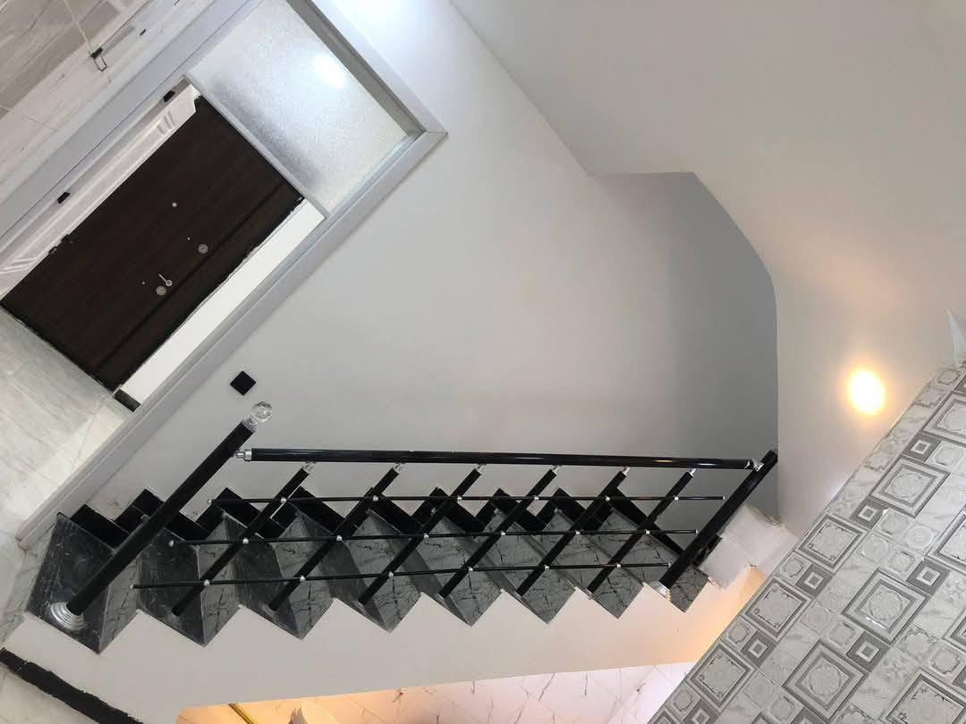 #لدينا_دار_للبيع مساحه 50 متر واجهه 5 ونزال 10 طابو زراعي سند 25 قرار محكمه البيت يحتوي على2 غرف نوم وصاله وستقبال ومطبخ  العنوان بغداد الدورة مدخل البوعيثه مجمع العدل الاول 
هاتف ***********
***********
