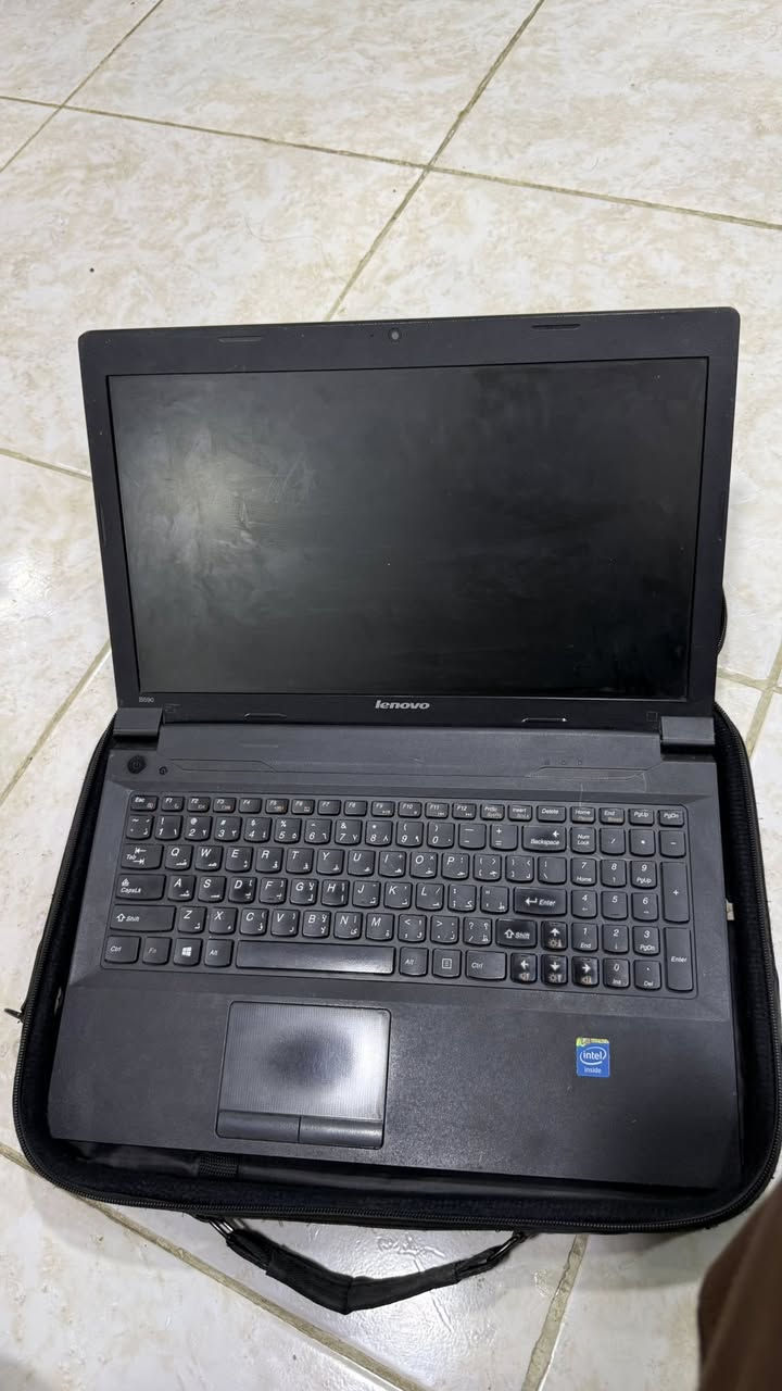 Lenovo B590
المواصفات الشائعة لسلسلة B590:

* الشاشة: 15.6 بوصة بدقة 1366×768.
* الرام: غالباً 4GB DDR3 وقابلة للترقية.
* التخزين: SSD بسعة 500GB 
* المنافذ: HDMI، VGA، منفذا USB 3.0 ومنفذا USB 2.0، منفذ شبكة LAN، وقارئ بطاقات ذاكرة.  
* معالج Intel Core i3-3110M
* رام 4GB
* هارد 500GB SSD
* كرت شاشة Intel HD 4000
* وزن حوالي 2.5 كغم.


**إذا كنت صاحب هذا الإعلان وتريد حذفه لأي سبب، رجاءا أرسل رسالة إلى الدعم الفني**