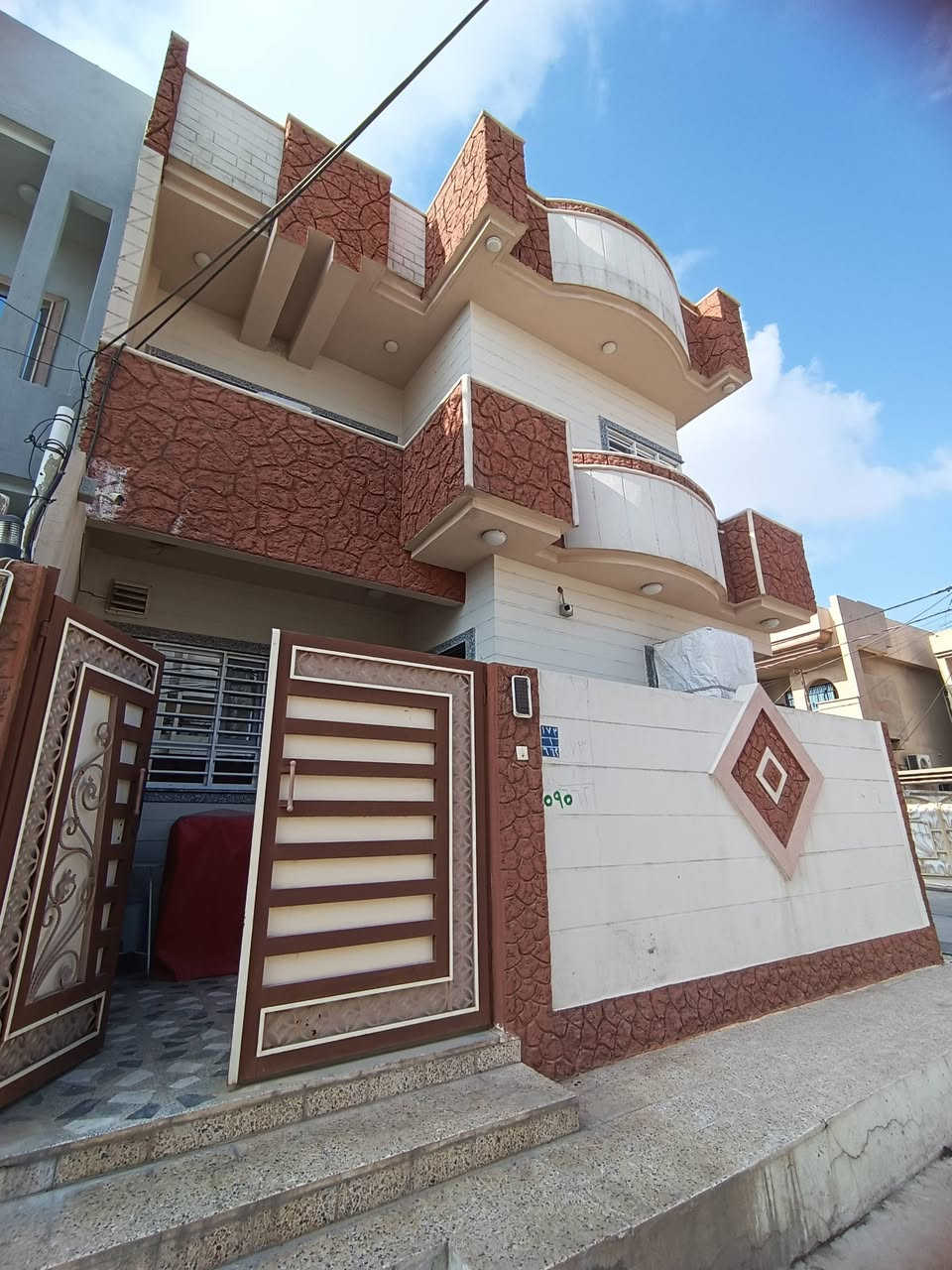 #عروض مكتب قصر الفخامة للعقارات
دار للبيع للبيع للبيع 
الموقع / حي الاقتصاديين  / تموز 
مساحة / 100م واجهة 8.5م  ركن 
الاتجاه شروق 
طابقين بناء 2021
4 غرف نوم واستقبال ومطبخ وصحيات عدد 2 وبيتونه 
سند طابو الايمن 
مكاتبه مع الشرعي 
للاستفسار عن السعر الاتصال 
***********
***********
عنوان المكتب حي النور سايدين دانية ماركت بعد ملعب كلاسيكو
